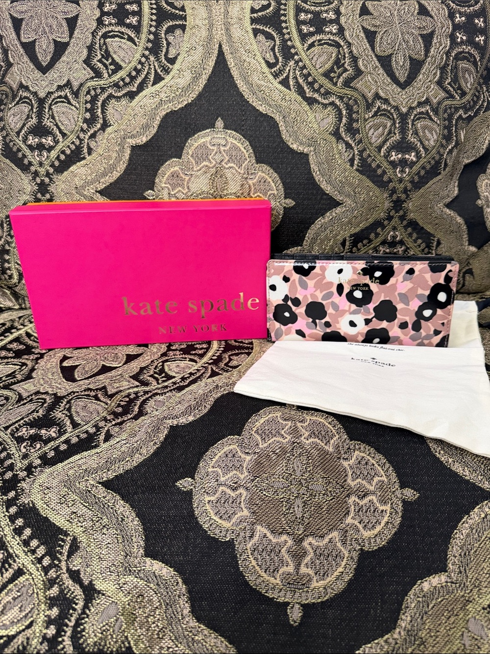 Brand new Kate Spade New York floral wallet 🌸